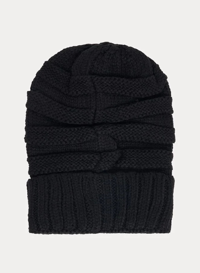 ستايلي قبعة بينيه محبوكة ومزينة بشارة